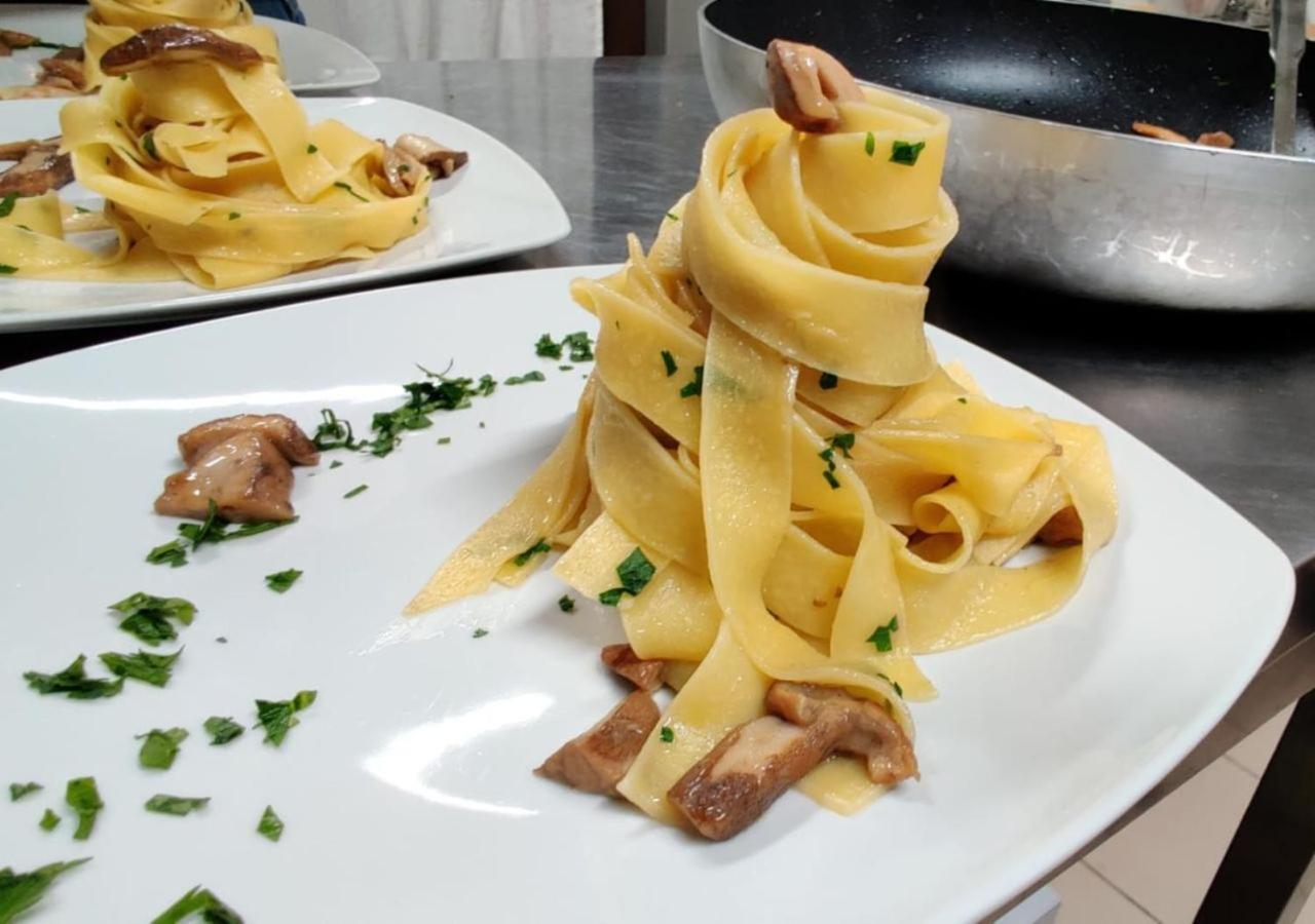 "Il Casaletto" Agriturismo Moderno, Vista Panoramica E Cibo Spettacolare- Scurcola Marsicana Buitenkant foto